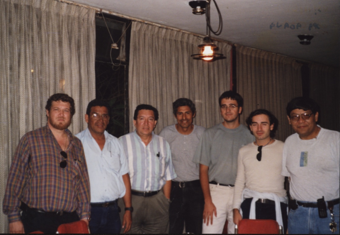 Foto di gruppo nella sala del Radio Club